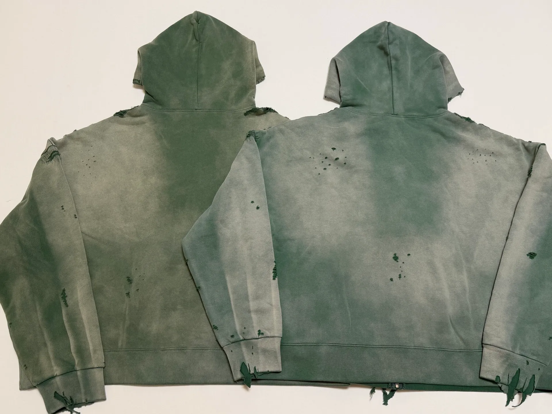 Preliminary prototype (the color will be adjusted for large quantities) SAINT Mxxxxxx DBL FACE ZIP UP HOODIE/GREEN Double-layer destroyed waffle zipper jacket, washed green S-XL, a style that has been used in the summer. After constant and detailed polishing, it is finally shipped. The finished product is simply a work of art. Super heavy washing and distressing. Multiple horse water fading. Excessive hand-made wormhole destruction processing. Deconstruction and reconstruction embroidery technology. Customized zipper with LOGO. The color details of the zipper webbing are also correct. The original grade fruit main label and the washing water label are top purchasing grade. The lining is covered with a layer of waffle fabric, which makes the overall texture stronger and increases the comfort and warmth of wearing.